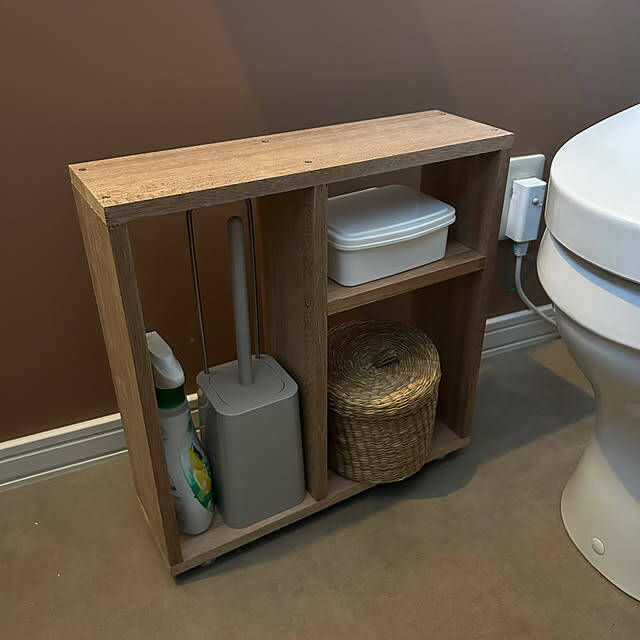 動かしにくい収納を快適に♪ダイソーのキャスター活用術