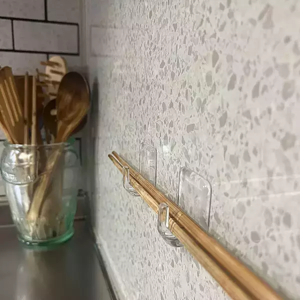 「「浮かせる収納」でスッキリ度アップ！フックを使った収納アイデア10選」の画像