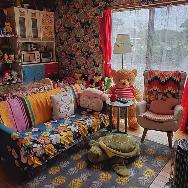 「カラフルなインテリアで気持ちを明るく！色鮮やかなお部屋のコーディネート」の画像