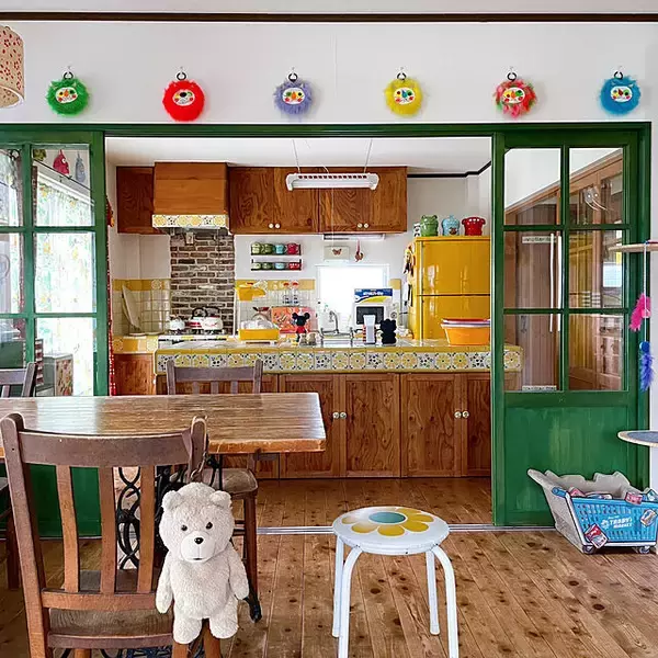 「カラフルなインテリアで気持ちを明るく！色鮮やかなお部屋のコーディネート」の画像