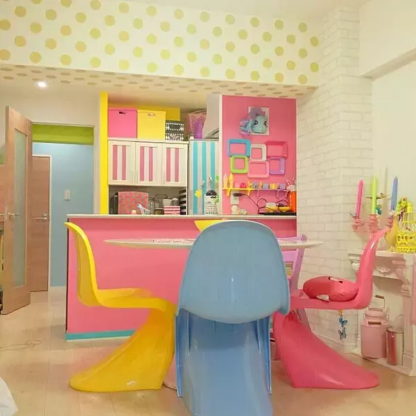 「カラフルなインテリアで気持ちを明るく！色鮮やかなお部屋のコーディネート」の画像