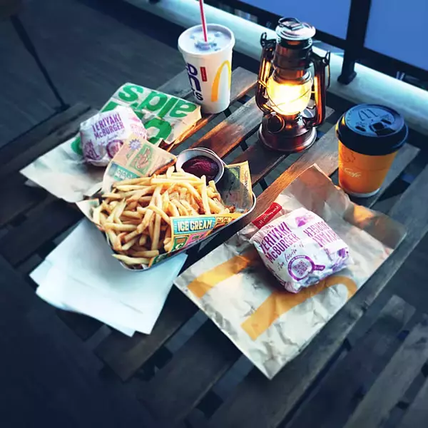 「いつものごはんをベランダで。外で食べるだけで、こんなに楽しい！」の画像