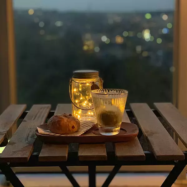 「いつものごはんをベランダで。外で食べるだけで、こんなに楽しい！」の画像