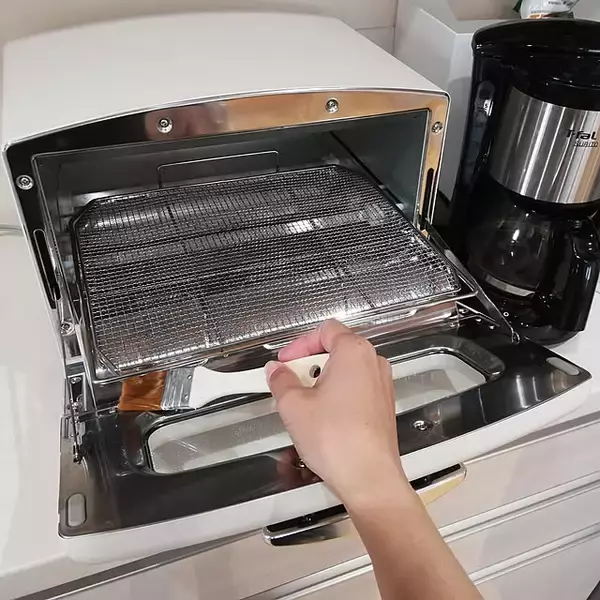 「きれいに保って快適なトーストライフを。トースター掃除の工夫6選」の画像
