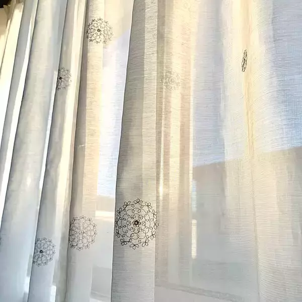 「ナチュラルにもスタイリッシュにも♪ニトリのカーテンでわたしらしい窓まわりに」の画像