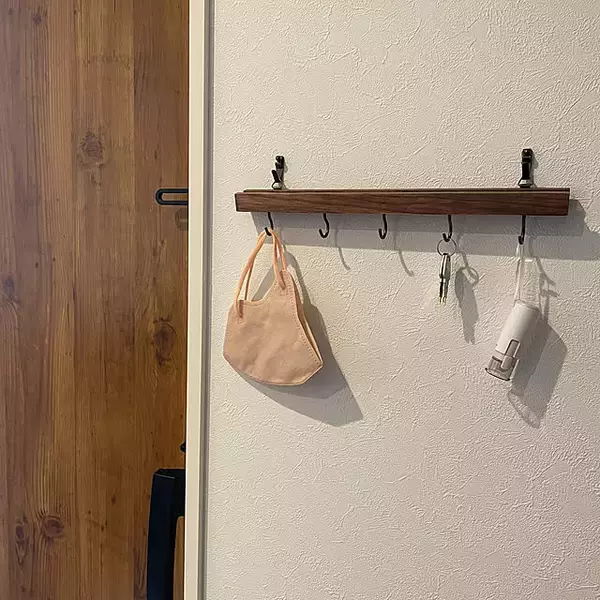 「ディスプレイも収納もおまかせ！ダイソーのウォールバーを使ったDIYアイデア」の画像