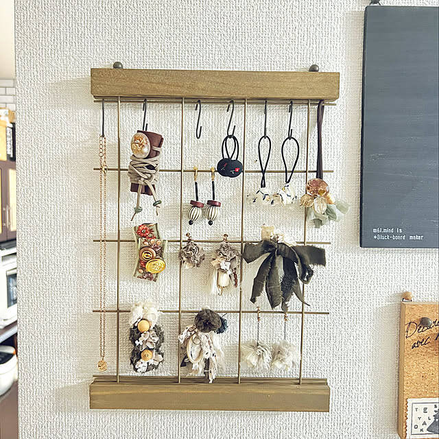 ディスプレイも収納もおまかせ！ダイソーのウォールバーを使ったDIYアイデア