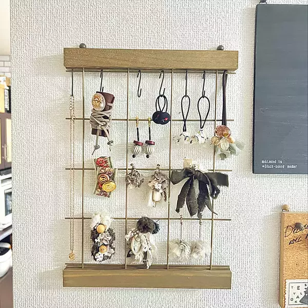 「ディスプレイも収納もおまかせ！ダイソーのウォールバーを使ったDIYアイデア」の画像