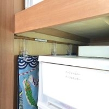 【すきま活用アイデア】押し入れ端にタペストリー収納！つっぱり棒とクリップで折り皺ゼロ by love1017さん