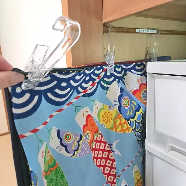 「【すきま活用アイデア】押し入れ端にタペストリー収納！つっぱり棒とクリップで折り皺ゼロ by love1017さん」の画像