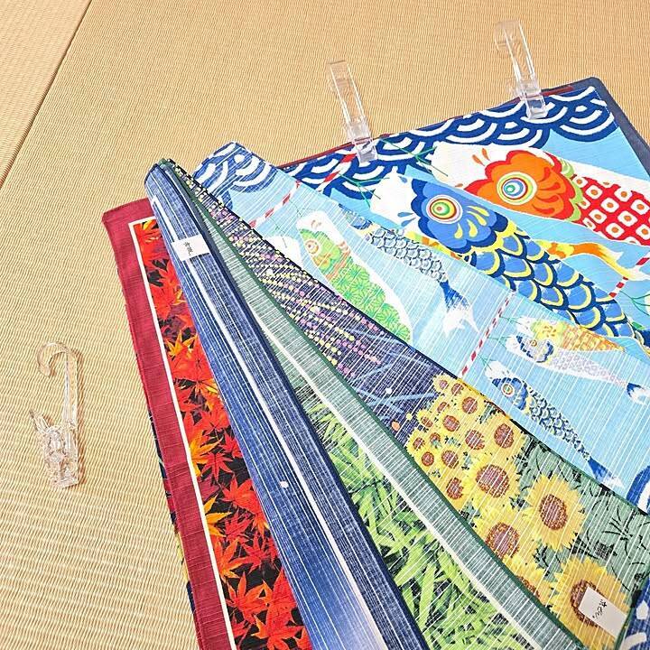 【すきま活用アイデア】押し入れ端にタペストリー収納！つっぱり棒とクリップで折り皺ゼロ by love1017さん