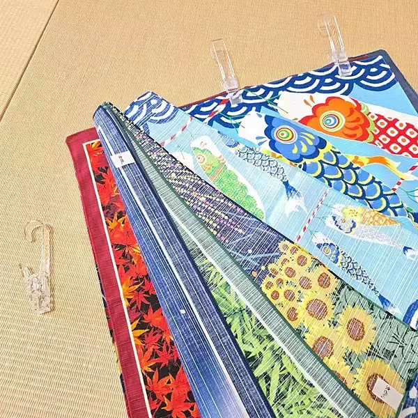 「【すきま活用アイデア】押し入れ端にタペストリー収納！つっぱり棒とクリップで折り皺ゼロ by love1017さん」の画像