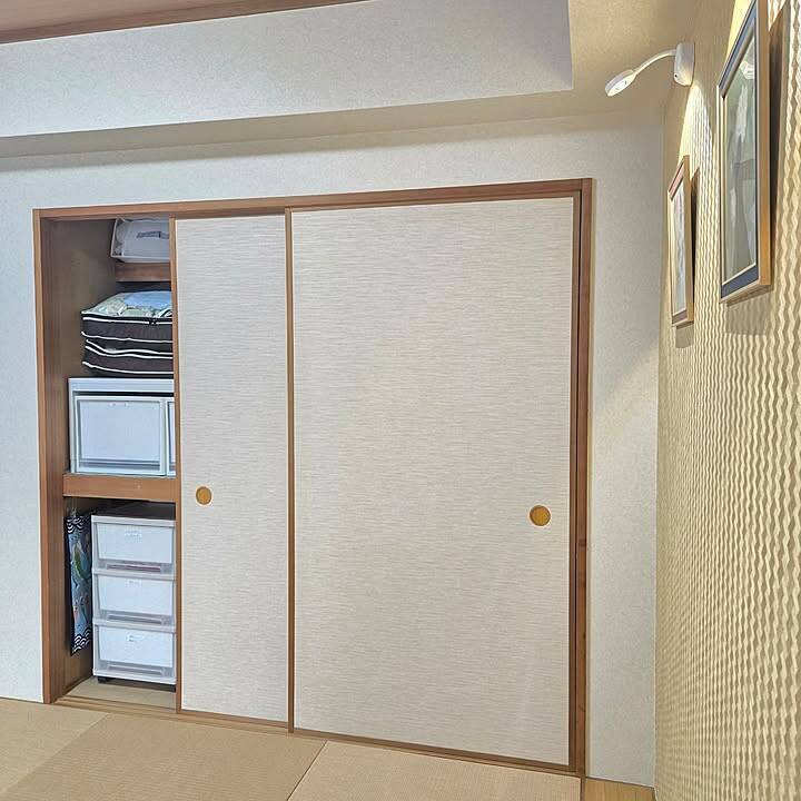 【すきま活用アイデア】押し入れ端にタペストリー収納！つっぱり棒とクリップで折り皺ゼロ by love1017さん