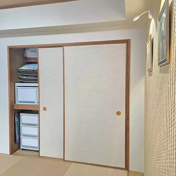 「【すきま活用アイデア】押し入れ端にタペストリー収納！つっぱり棒とクリップで折り皺ゼロ by love1017さん」の画像