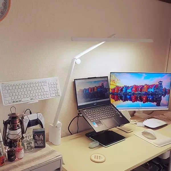 「すっきりと使いやすい！壁面や整理整頓アイテムを使ったデスク収納の実例6選」の画像