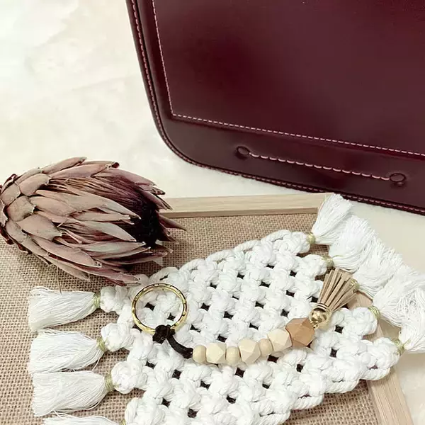 「ウッドビーズで気軽に楽しむ、ナチュラル雑貨のハンドメイドアイデア」の画像