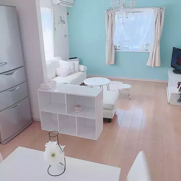 「置き方を変えるだけで使い道がさらに広がる！カラーボックスを横置きして使う方法」の画像