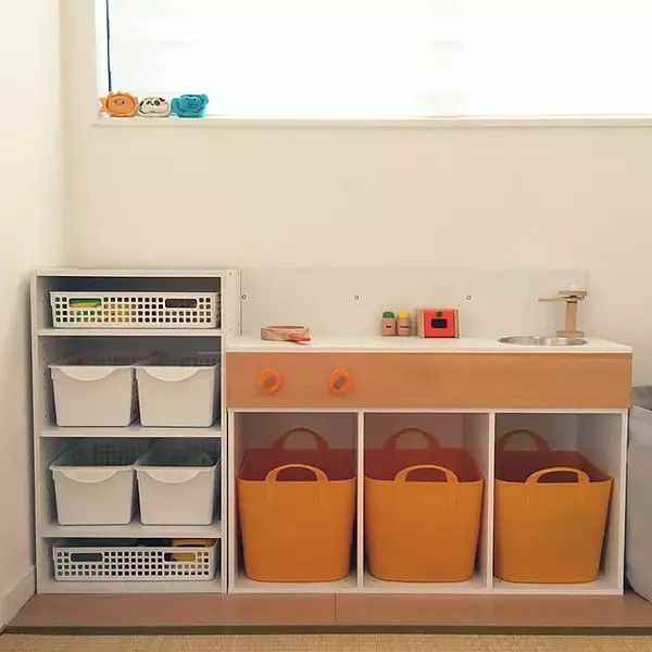 「置き方を変えるだけで使い道がさらに広がる！カラーボックスを横置きして使う方法」の画像