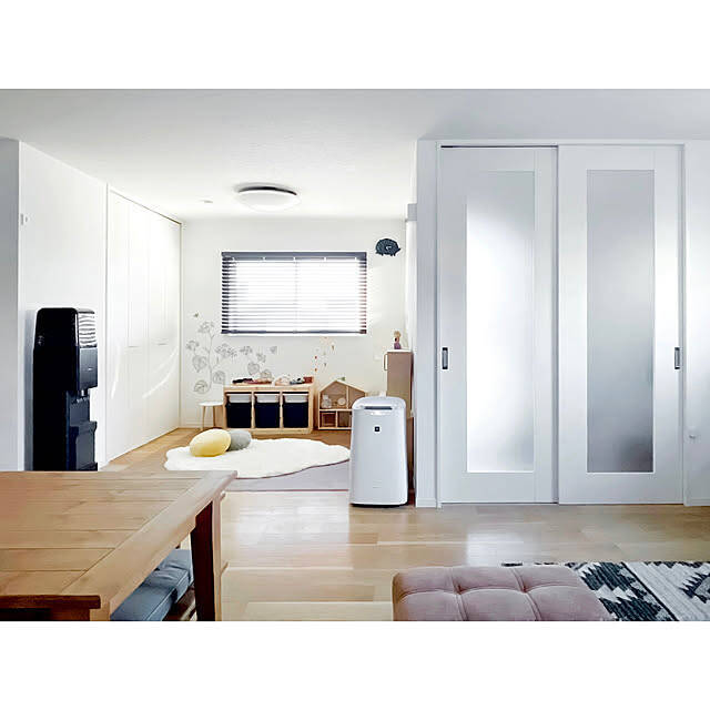 開放的で広々とした空間にしたい方必見！配色や家具選びなどを工夫した、お部屋を広く見せるアイデア10選