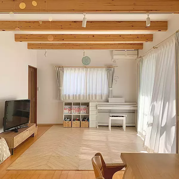 「開放的で広々とした空間にしたい方必見！配色や家具選びなどを工夫した、お部屋を広く見せるアイデア10選」の画像