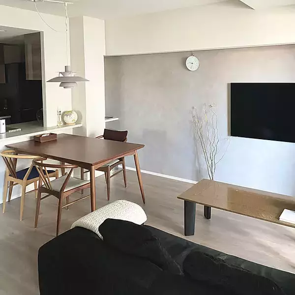 「開放的で広々とした空間にしたい方必見！配色や家具選びなどを工夫した、お部屋を広く見せるアイデア10選」の画像