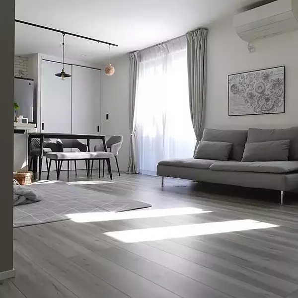 「開放的で広々とした空間にしたい方必見！配色や家具選びなどを工夫した、お部屋を広く見せるアイデア10選」の画像