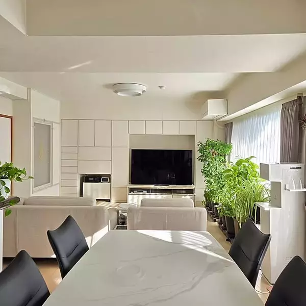 「開放的で広々とした空間にしたい方必見！配色や家具選びなどを工夫した、お部屋を広く見せるアイデア10選」の画像