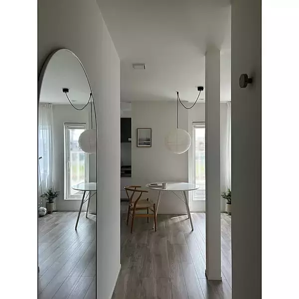 「開放的で広々とした空間にしたい方必見！配色や家具選びなどを工夫した、お部屋を広く見せるアイデア10選」の画像