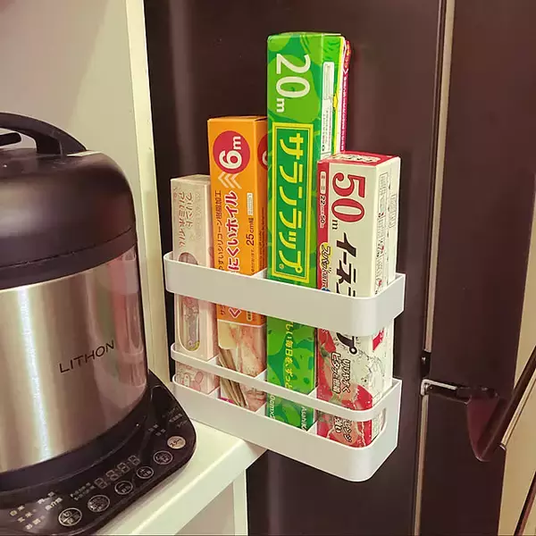 「貼るだけ簡単、家中スッキリ！100均のマグネットアイテムを使った収納実例6選」の画像