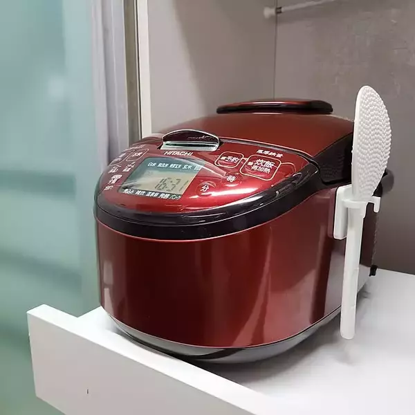 「貼るだけ簡単、家中スッキリ！100均のマグネットアイテムを使った収納実例6選」の画像