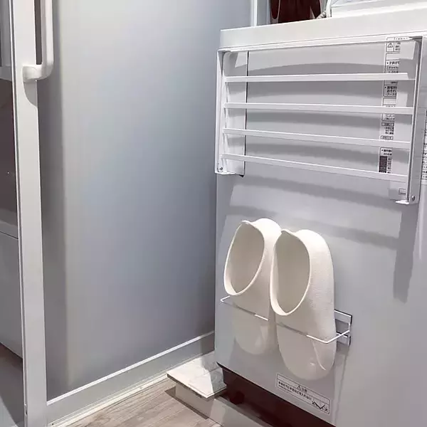 「貼るだけ簡単、家中スッキリ！100均のマグネットアイテムを使った収納実例6選」の画像