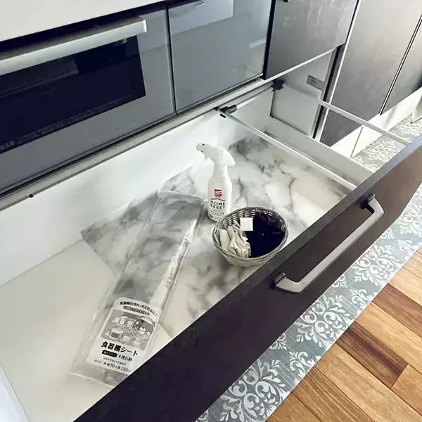 「きれいが続く暮らしのヒント♪お掃除がラクになる100均の汚れ防止グッズ」の画像