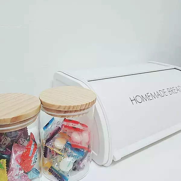 「食品はもちろんさまざまなものをスッキリおまとめ！ダイソーのキャニスターを使った収納アイデア」の画像