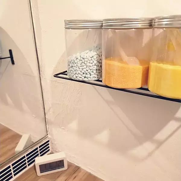 「食品はもちろんさまざまなものをスッキリおまとめ！ダイソーのキャニスターを使った収納アイデア」の画像