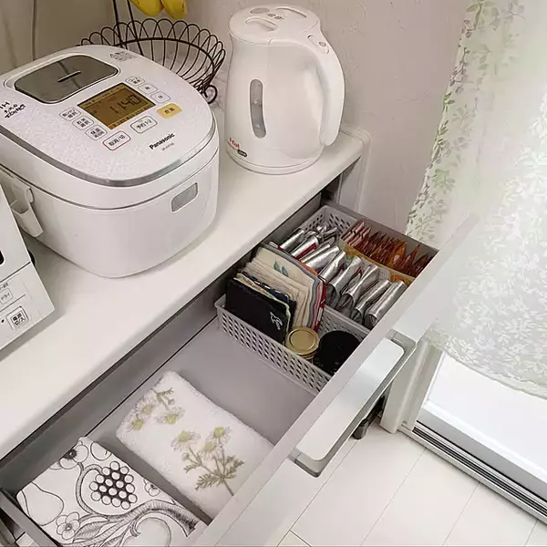 「隠したい派も見せたい派も注目。ティータイムがもっと好きになるお茶セットの置き方アイデア」の画像