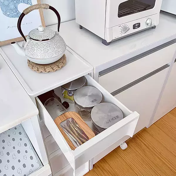 「隠したい派も見せたい派も注目。ティータイムがもっと好きになるお茶セットの置き方アイデア」の画像