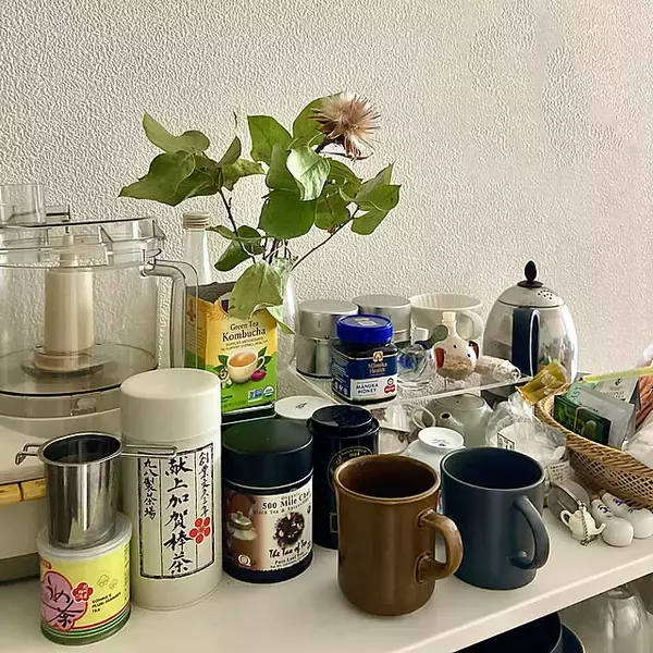 「隠したい派も見せたい派も注目。ティータイムがもっと好きになるお茶セットの置き方アイデア」の画像