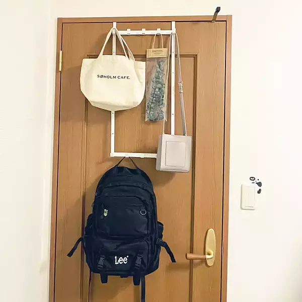 「定位置を決めて置きっぱなしを卒業！動線や使い勝手を意識した、日常使いのリュックの置き場所10選」の画像