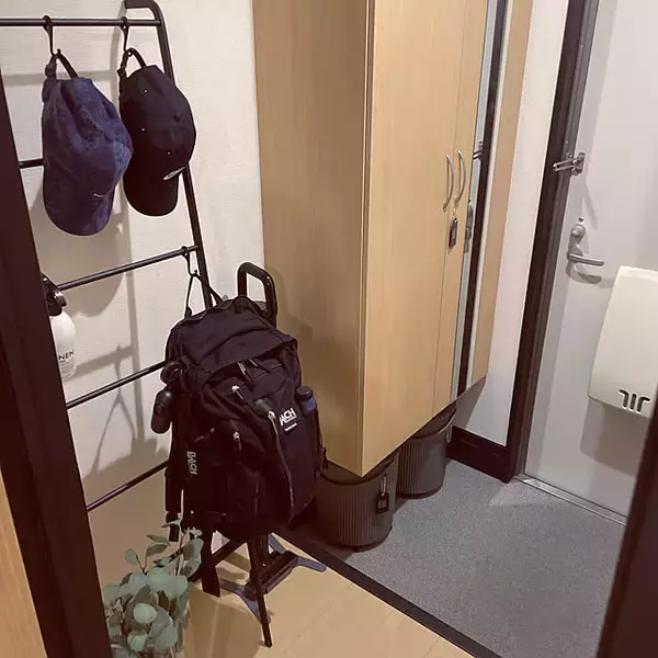 「定位置を決めて置きっぱなしを卒業！動線や使い勝手を意識した、日常使いのリュックの置き場所10選」の画像