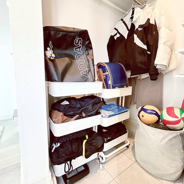 定位置を決めて置きっぱなしを卒業！動線や使い勝手を意識した、日常使いのリュックの置き場所10選