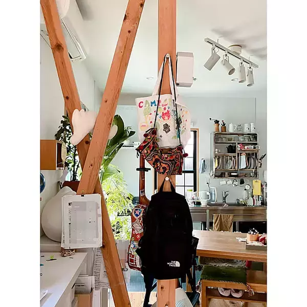 「定位置を決めて置きっぱなしを卒業！動線や使い勝手を意識した、日常使いのリュックの置き場所10選」の画像