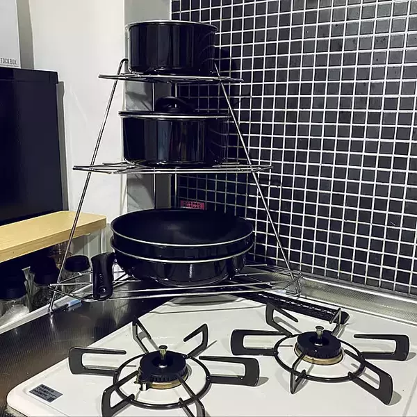 「限られたスペースをかしこく使って♪お料理のマストアイテム「鍋」の収納アイデア6選」の画像