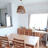 「木材の経年変化を楽しめる！シンプルで洗練されたモモナチュラルの家具6選」の画像2