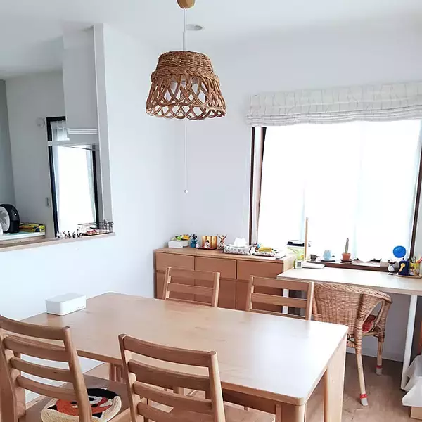 「木材の経年変化を楽しめる！シンプルで洗練されたモモナチュラルの家具6選」の画像