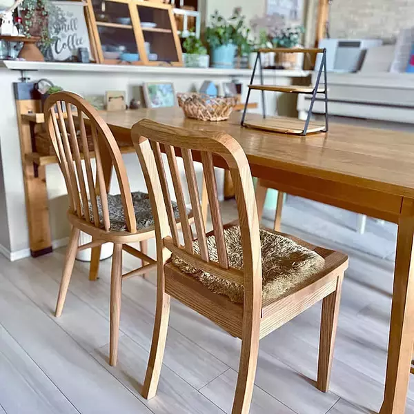 「木材の経年変化を楽しめる！シンプルで洗練されたモモナチュラルの家具6選」の画像