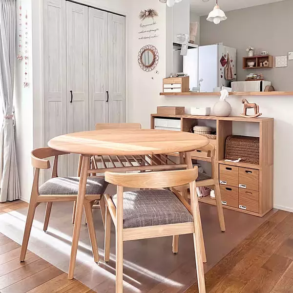 「木材の経年変化を楽しめる！シンプルで洗練されたモモナチュラルの家具6選」の画像