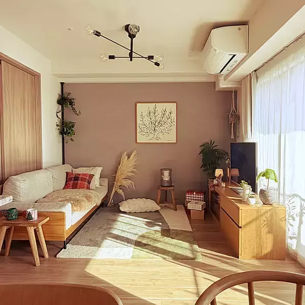 「木材の経年変化を楽しめる！シンプルで洗練されたモモナチュラルの家具6選」の画像