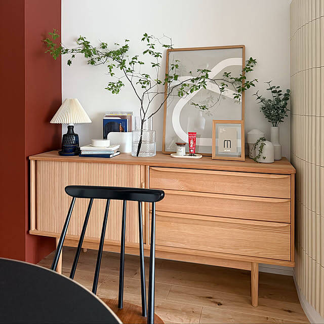 木材の経年変化を楽しめる！シンプルで洗練されたモモナチュラルの家具6選