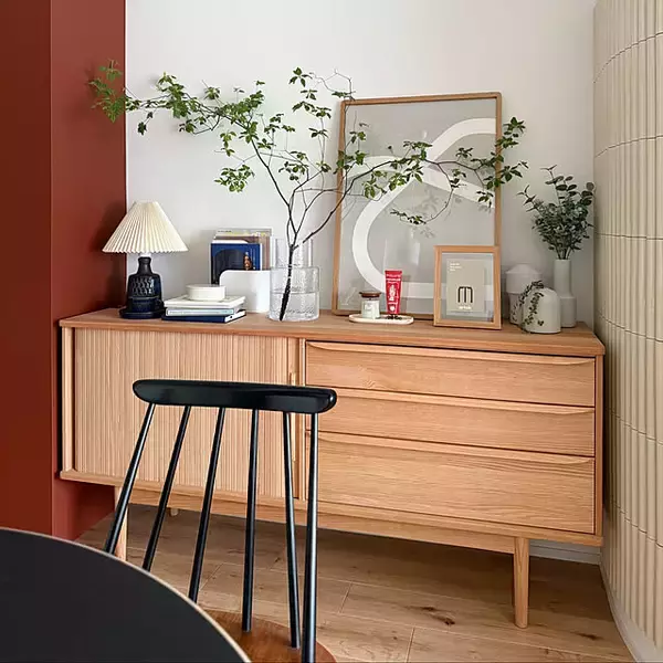 「木材の経年変化を楽しめる！シンプルで洗練されたモモナチュラルの家具6選」の画像