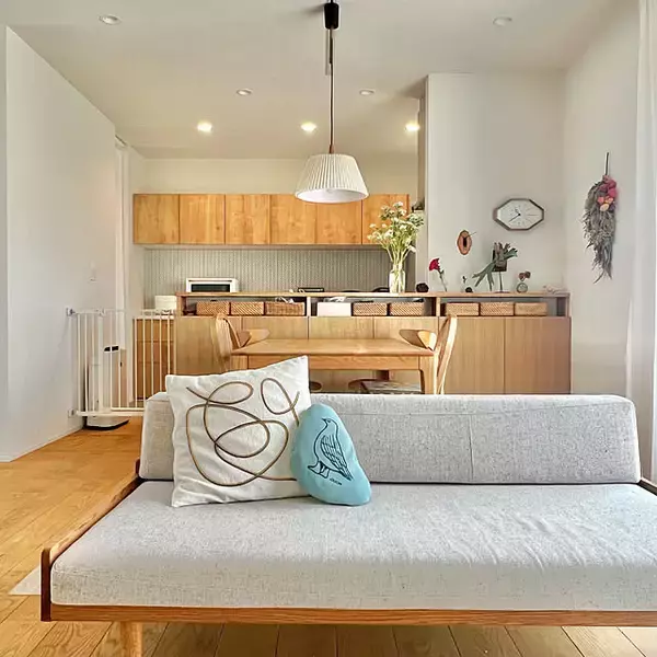 「木材の経年変化を楽しめる！シンプルで洗練されたモモナチュラルの家具6選」の画像